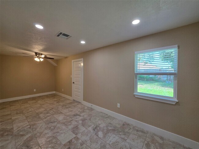 Building Photo - 2306 19th Ave N