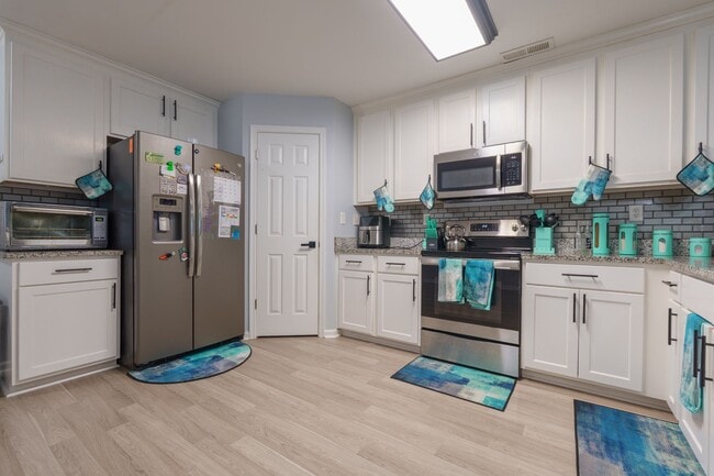 Building Photo - MOVE IN READY 3 Bedroom in the Heart of No...