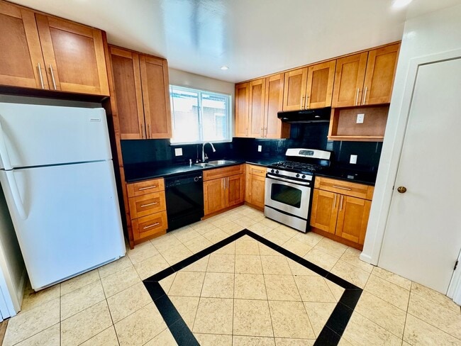 Building Photo - Updated Upstairs 3Bed/2Ba Home in Daly City with Views!