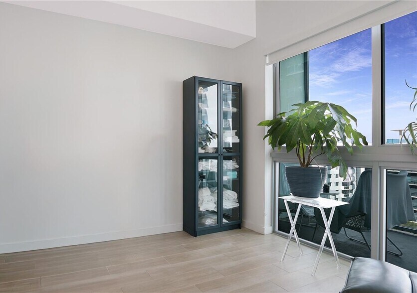 Building Photo - 1600 SW 1st Ave