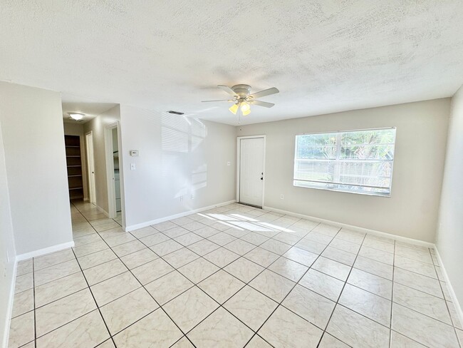 Building Photo - ** BONITA SPRINGS ** 2 BED / 1 BATH ** WES...