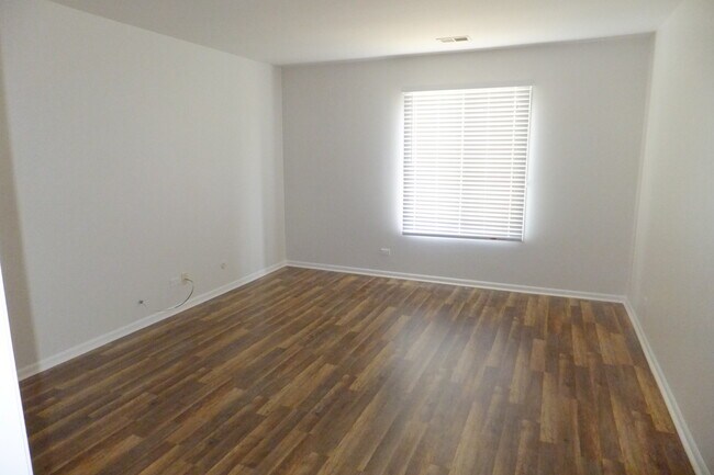 Building Photo - 905 Knottingham Dr