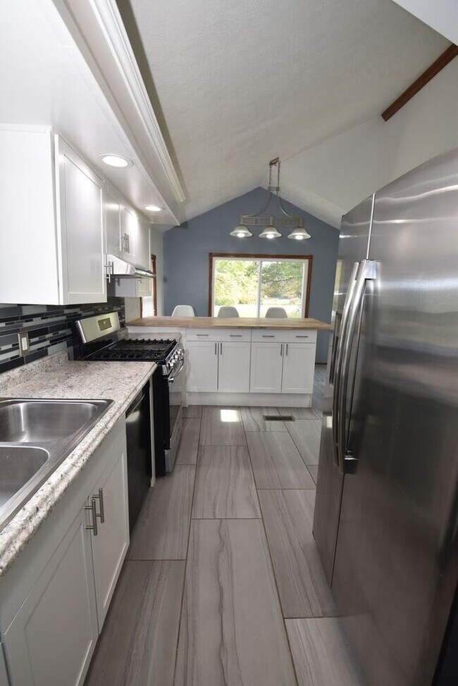 Building Photo - Mishawaka 4 bedroom with a Primary suite a...