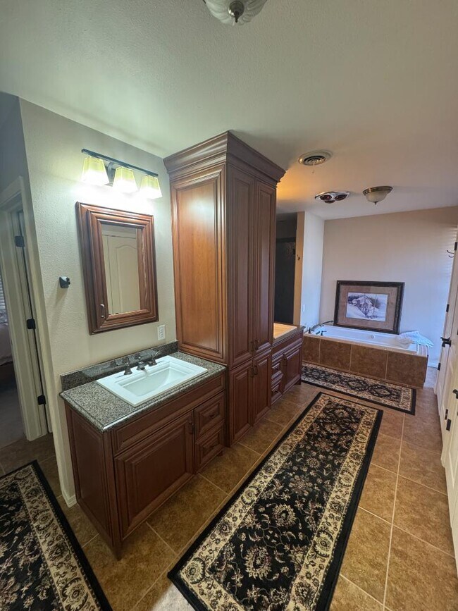 Building Photo - 822 Moose St