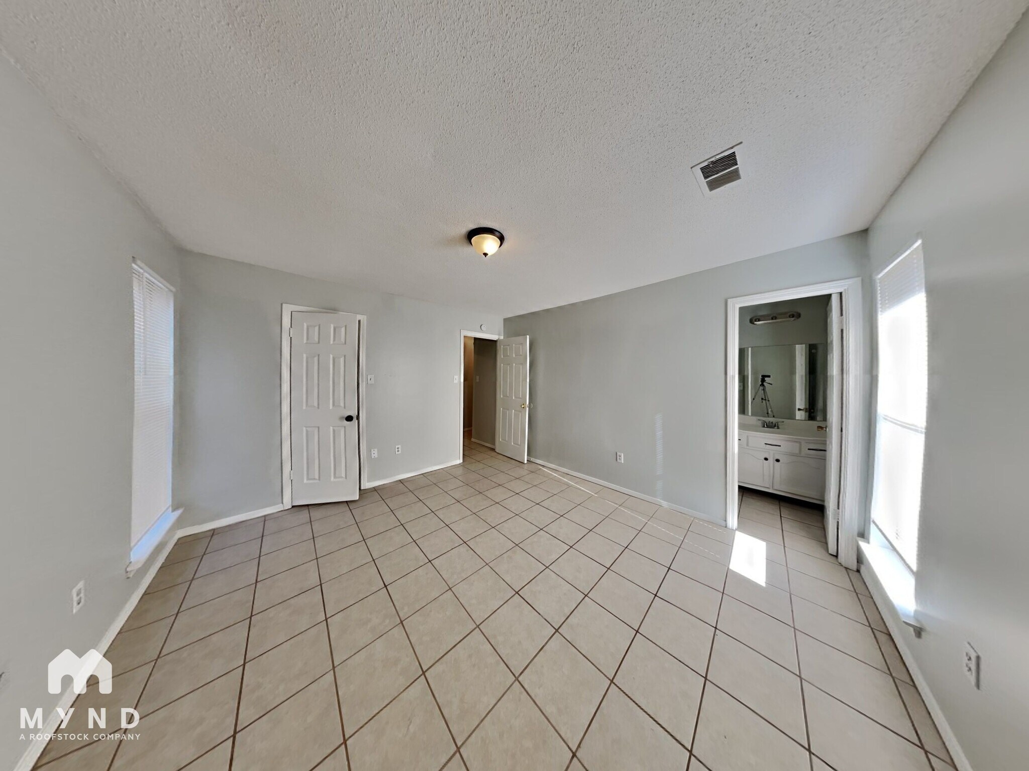 Building Photo - 3405 Laurel Dr