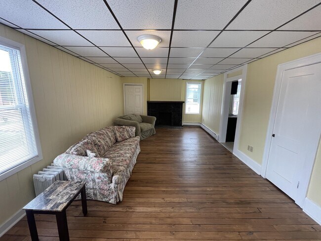Building Photo - 906 Gompers Ave