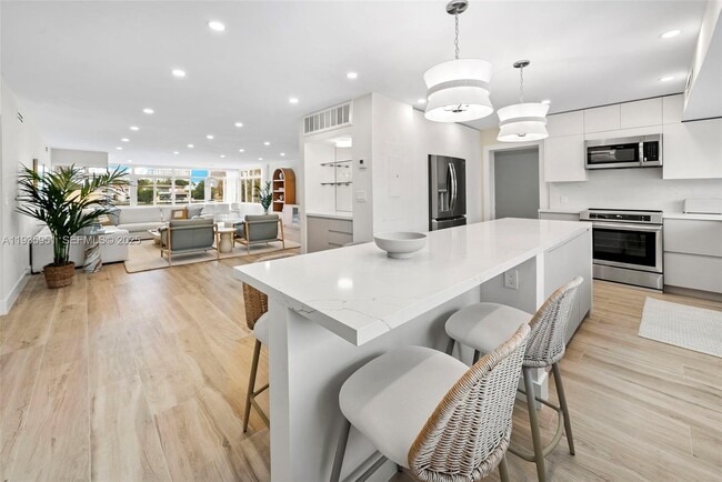 Building Photo - 10001 E Bay Harbor Dr