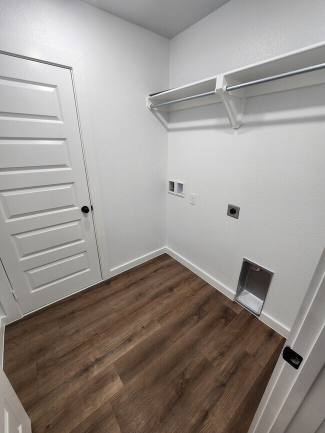 Building Photo - 3 bed 2 bath home, 1 car garage