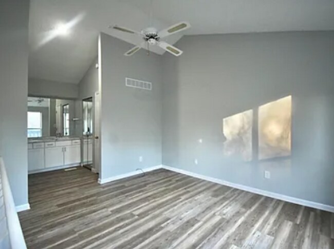 Building Photo - 1938 E Bay Pointe Dr