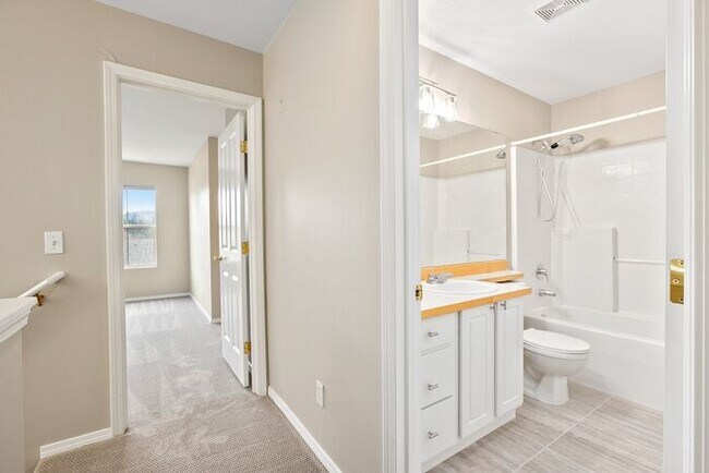 Building Photo - AIR CONDITIONED Townhome in Beautiful Summ...