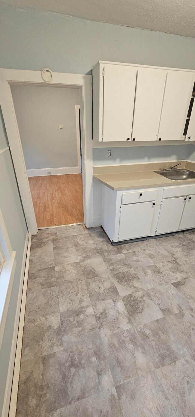 Building Photo - 38 River St