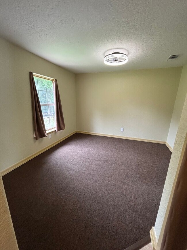 Building Photo - Remodeled 2 Bedroom Unit Off of Bert Kouns