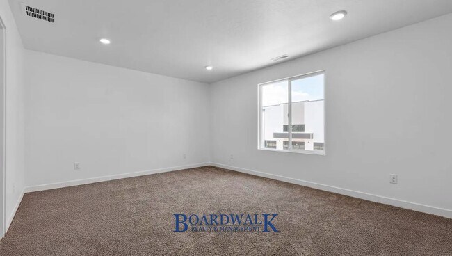 Building Photo - Modern 3-Bed Home with Yard & Amenities