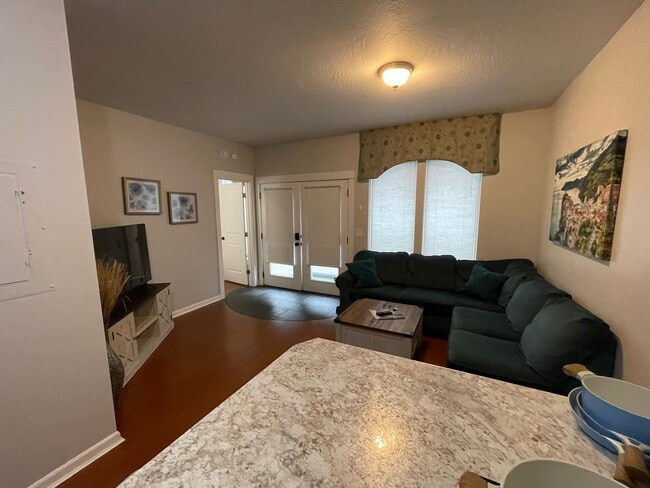 Building Photo - Zen Cottage: Spacious downtown suite complete with kitchenette, washer/dryer $300 Utility Fee