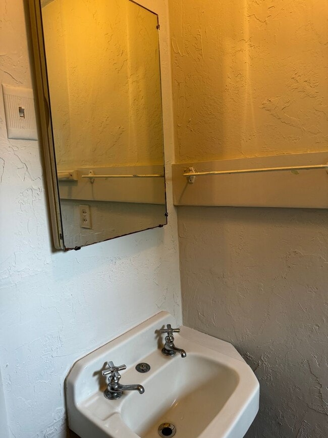 Building Photo - 1 bedroom 1 bath house