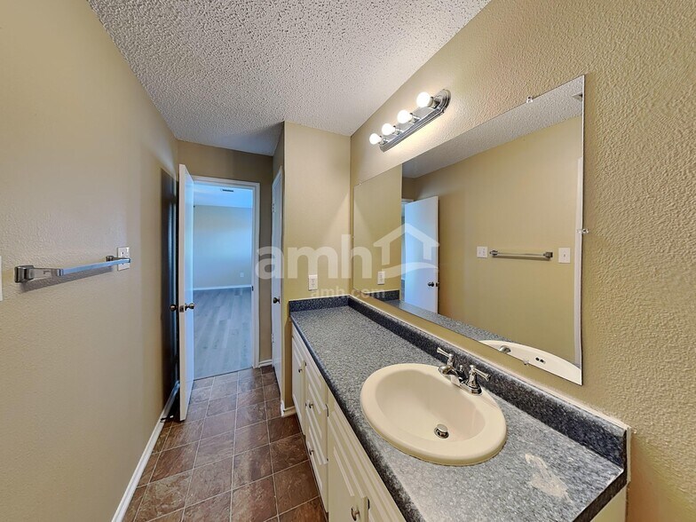 Building Photo - 2707 Vinson Ct