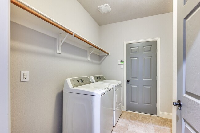 Building Photo - 2812 Pino