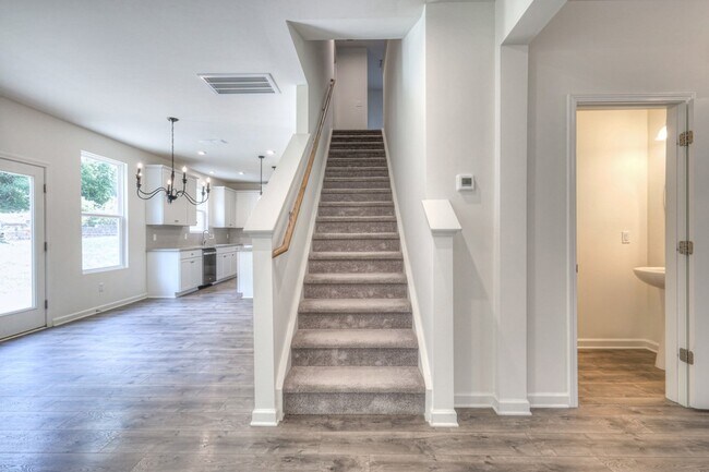 Building Photo - 523 Montrose Dr