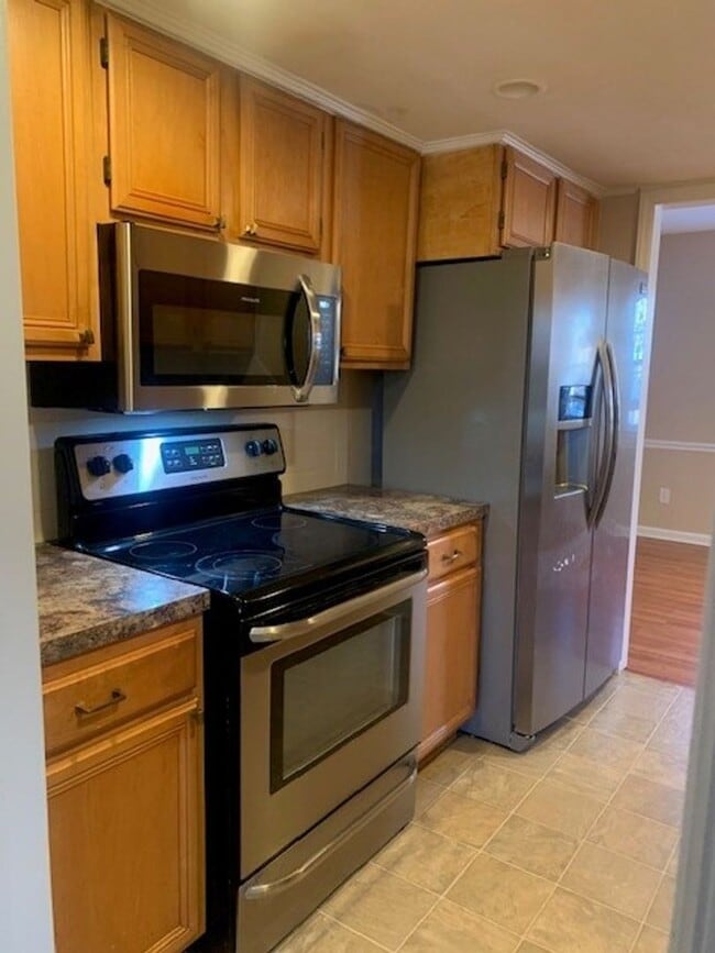 Building Photo - Large 3 Bedroom 2.5 Bath Townhome in Prime Location