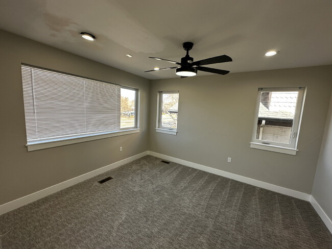 Building Photo - "Spacious & Stylish Duplex Oasis: 2 Bed, 2...