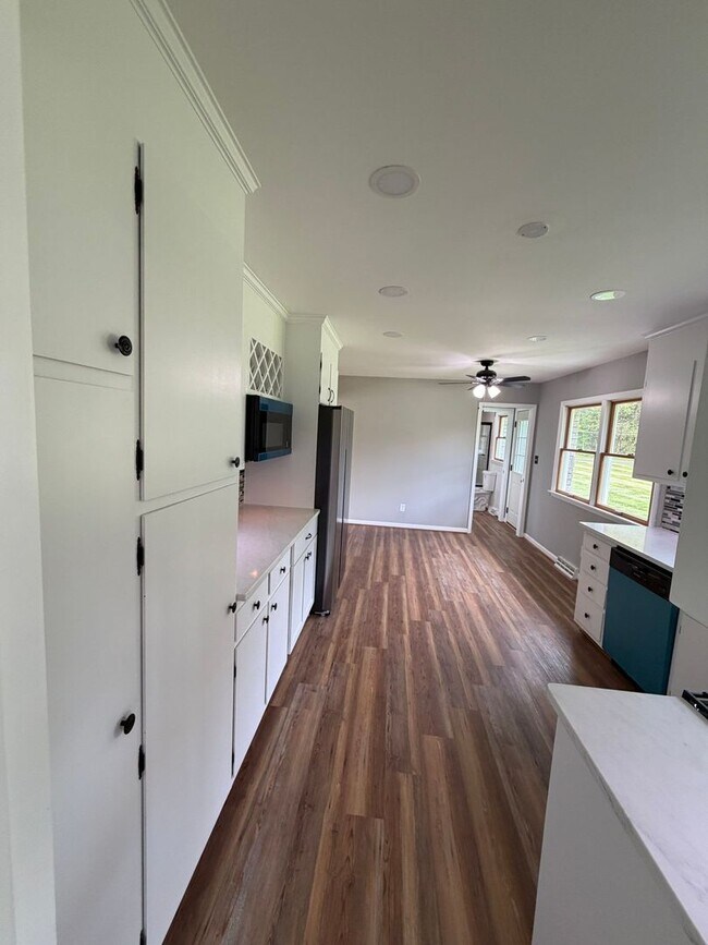 Building Photo - 3 Bedroom Rancher-Country Setting