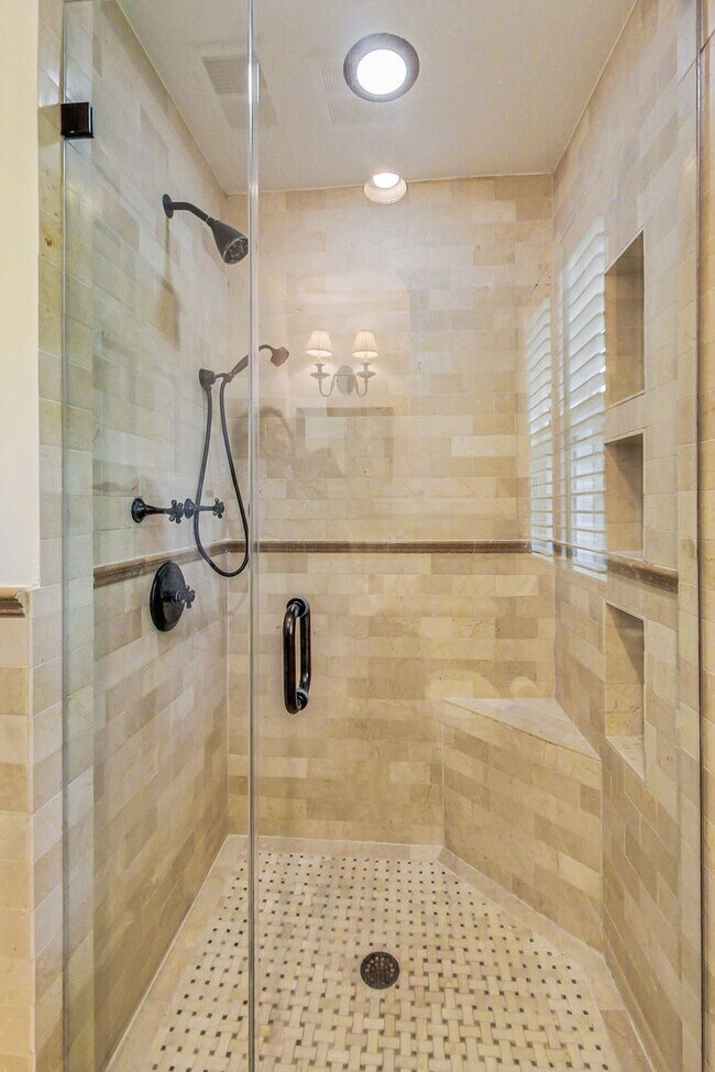 Building Photo - COMING SOON - Stunning 4 bed + 2 full & 2 1/2 bath Classic in NW DC