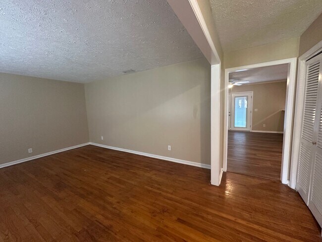 Building Photo - 4 Bed 2 Bath Brick House