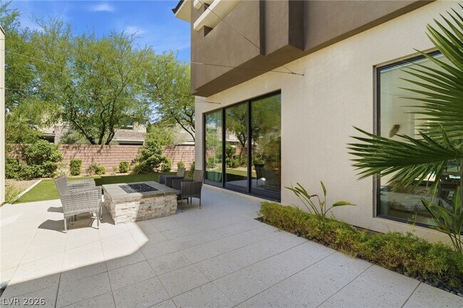Building Photo - 2 Garden Rain Dr