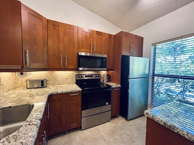 Building Photo - 3054 S Oakland Forest Dr