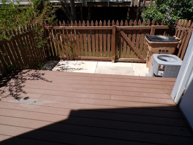 Building Photo - Updated 2 Bed 2.5 Bath Townhome!