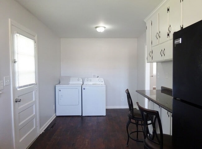 Building Photo - Lake Front Adorable Home!