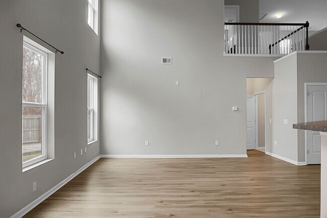 Building Photo - 3 bedrooms, 2.5 bathrooms  2-car garage in...