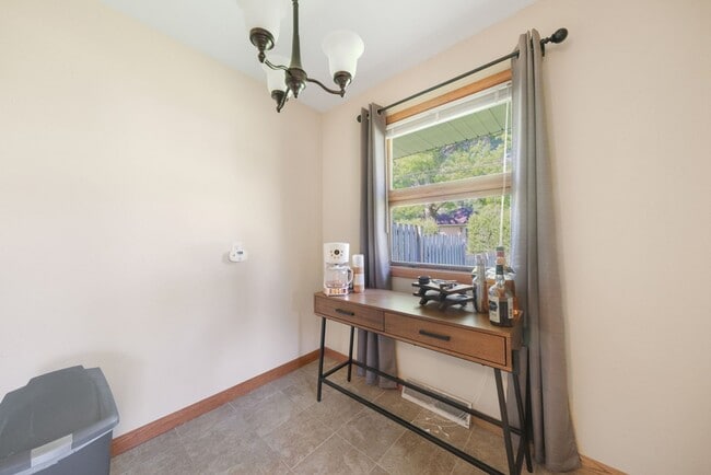 Building Photo - 2 bedroom 1 bathroom Duplex FOR RENT (subl...