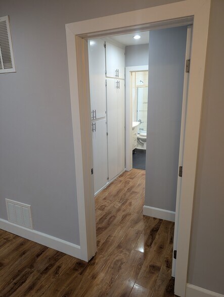 Building Photo - 7068 Lanewood Ave