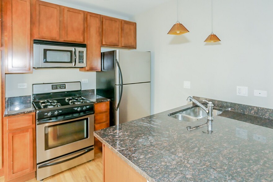 Primary Photo - 3810 N Marshfield Ave