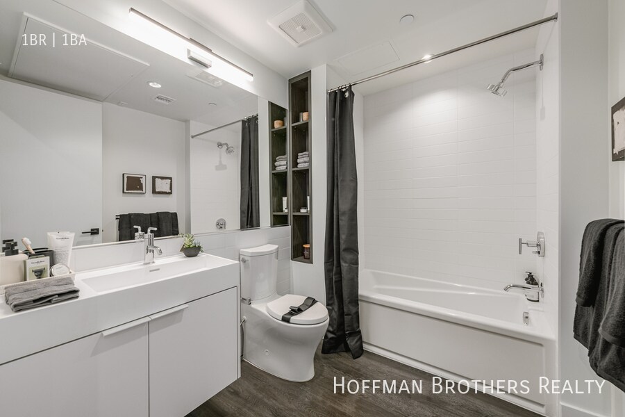 Building Photo - 200 N Toluca St