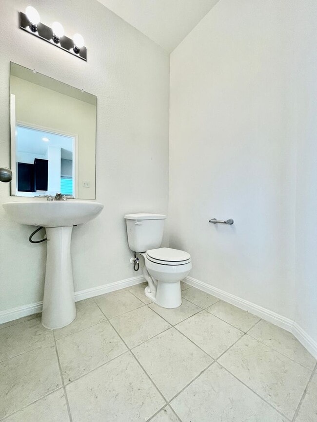 Building Photo - Blanco Vista Charmer