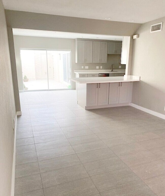Building Photo - GREAT 3 Bedroom 2.5 Bath in Paradise Valley!