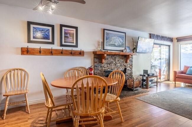 Building Photo - Flexible Furnished Rental Near Eagle Lodge