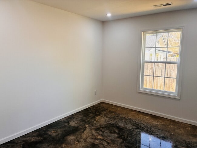 Building Photo - 411 Elm St