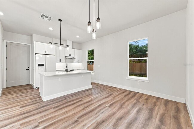 Building Photo - 561 N Thompson Rd