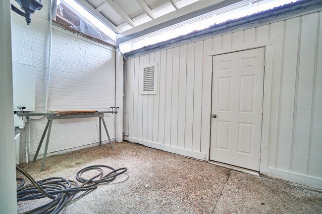 Building Photo - 10818 Briar Forest Dr