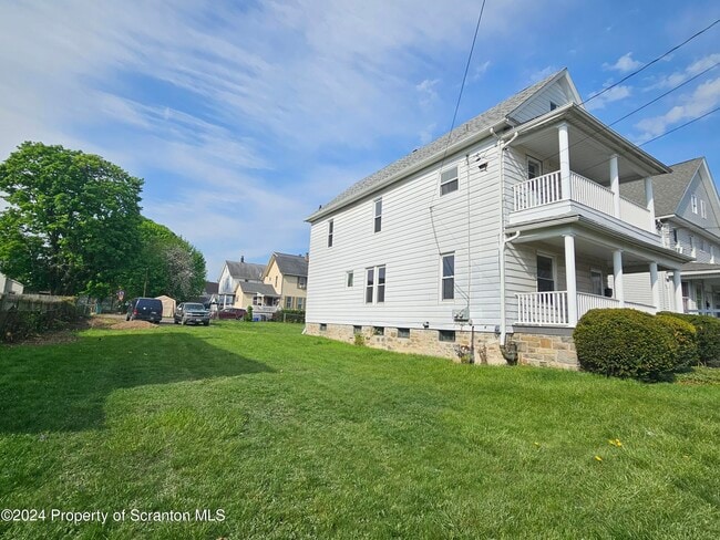 Building Photo - 729 W Locust St
