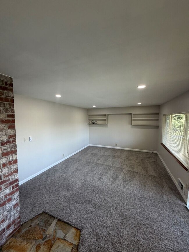 Building Photo - 852 W Nickerson St