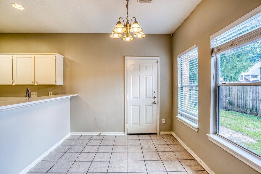 Building Photo - 6615 Bluebottle Ln