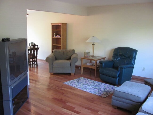 Building Photo - King Courts Condo! Backs to the Park! Bloc...