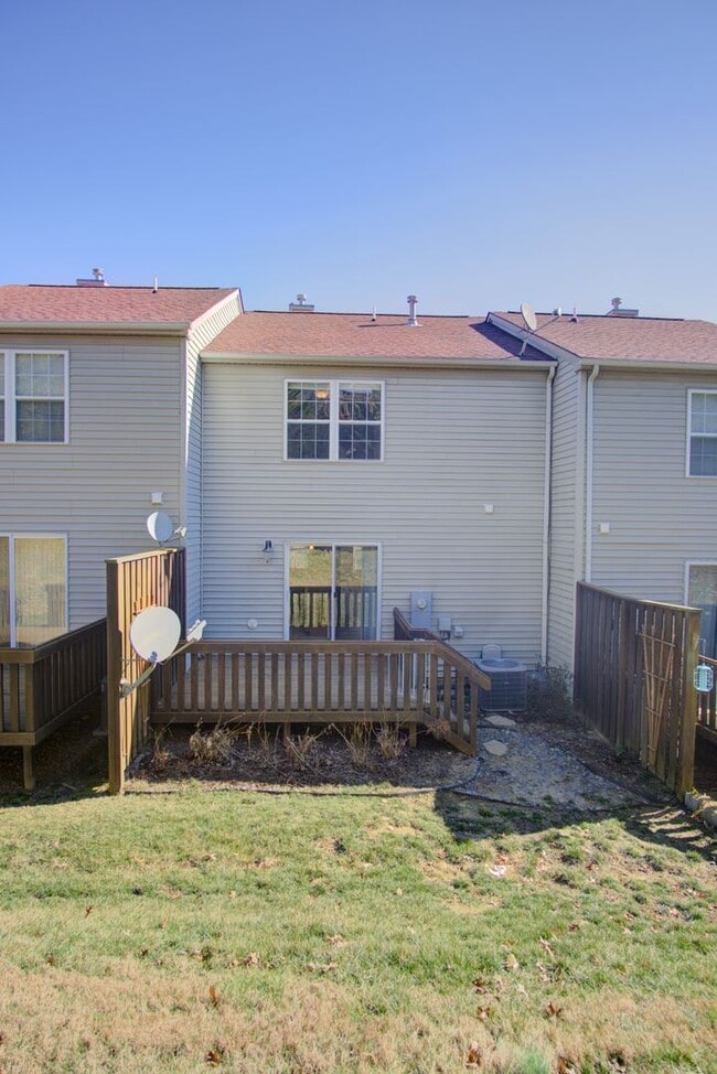 Building Photo - 3 Bed / 2.5 Bath.  Pet Friendly. Garage.