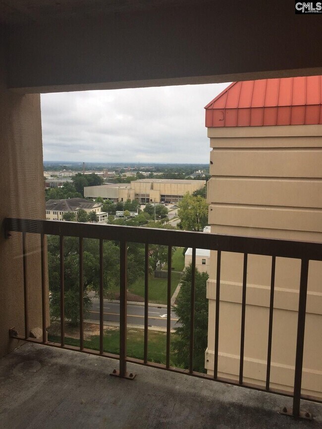 Building Photo - 1600 Park Cir