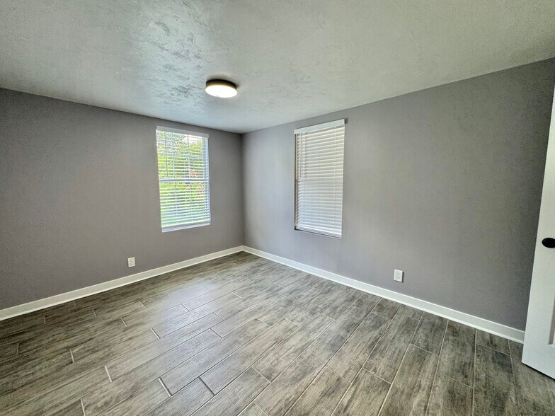 Building Photo - 2144 Westchester Dr