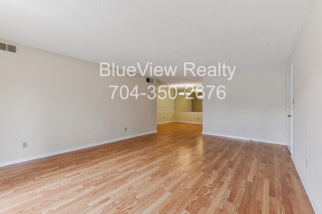 Building Photo - 4735 Hedgemore Dr